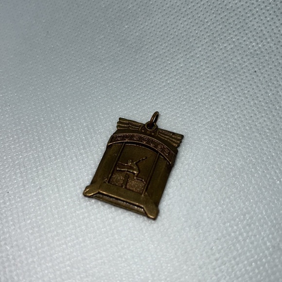 SPORTS HURDLES PENDANT ANTIQUE BRASE TONE VINTAGE - Picture 4 of 8